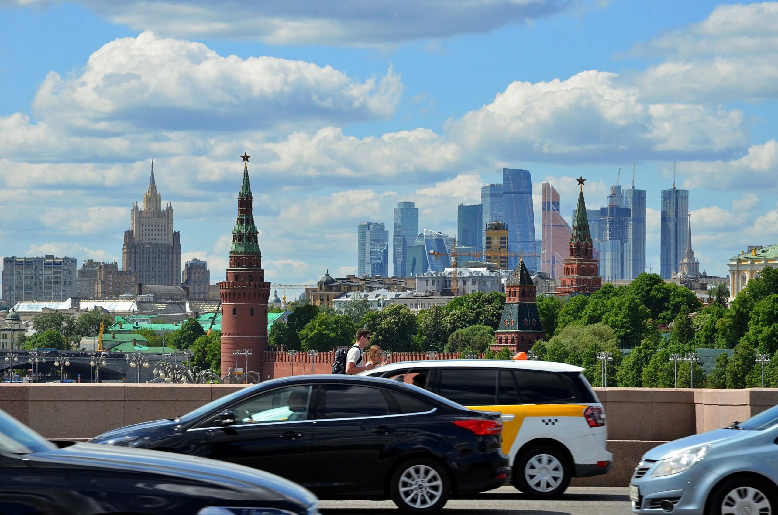 16 40 по москве. Красная площадь. Путешествие в Москву. Мегаполис Москва. Кремль.