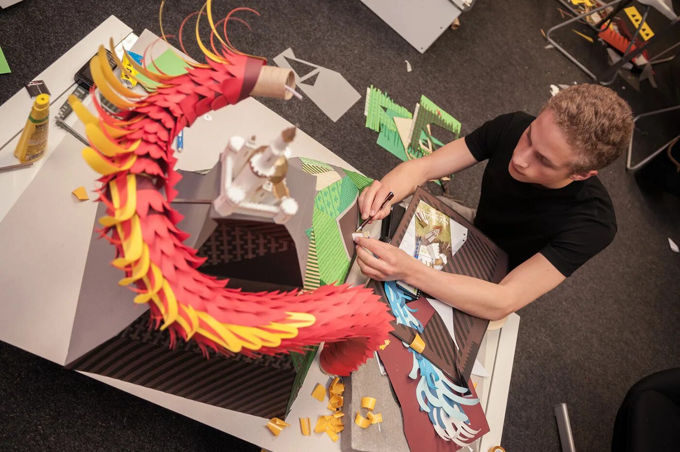 дракон из бумаги на руку. оригами дракон из бумаги пошаговой инструкции. оригами из бумаги дракон схема легкая. дракон оригами схема простая. как сделать драгон.