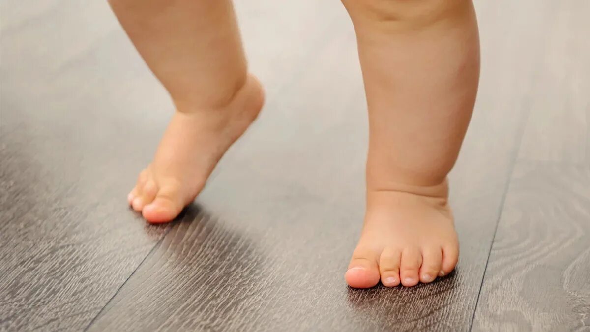 Детские ноги первые шаги. Ножки ребенка на полу. Маленькие ножки.