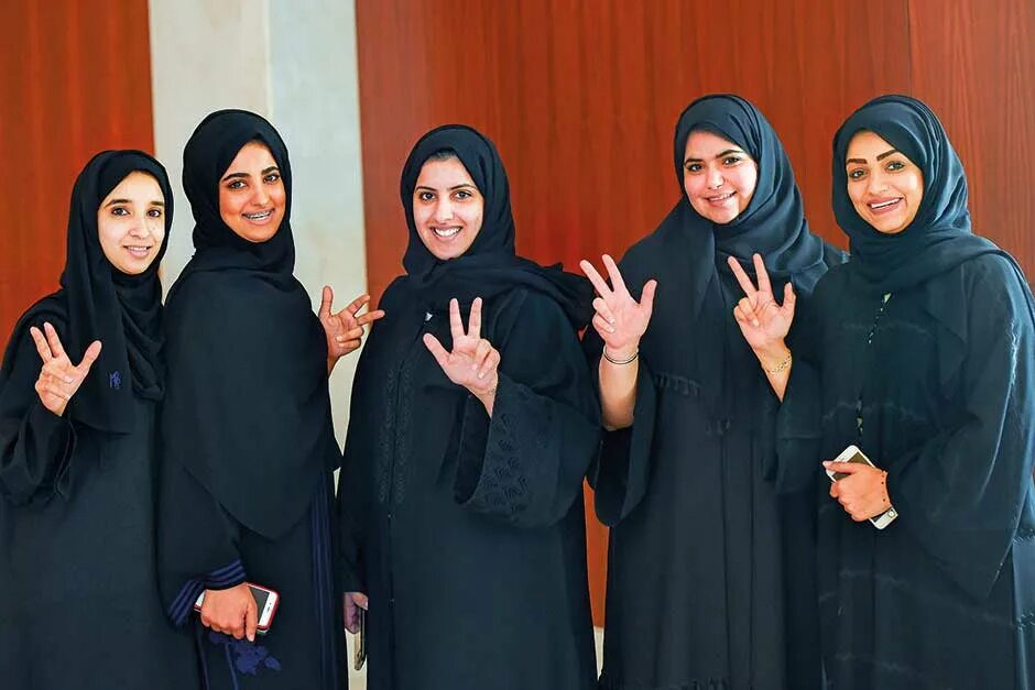 Женщины в арабских странах. Эмиратские абайи. Саудовская Аравия абайя. Арабские женщины. ОАЭ женщины.