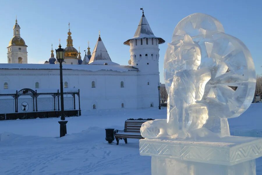 Лов тобольск. Тобольск Ледовый городок. Тобольский Кремль новогодний. Ледяной городок в Тобольске. Тобольский Кремль зимой.