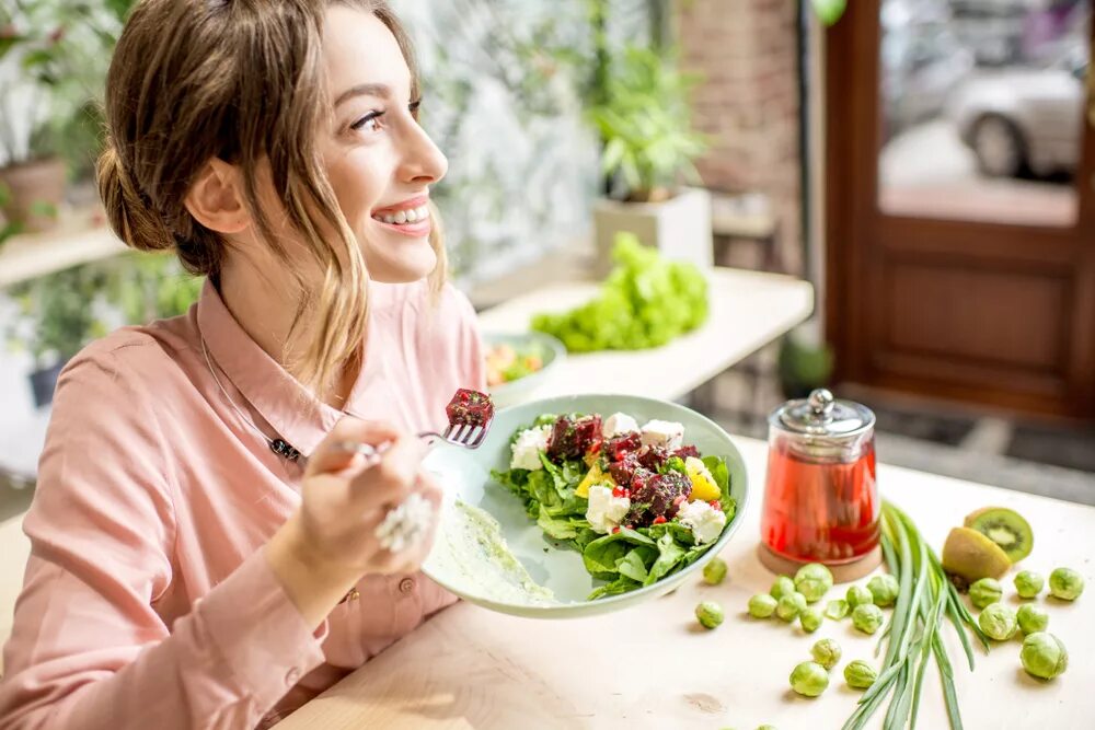 Питание. A person a vegetarian. A person a vegetarian. Женщина ест. Человек с едой.