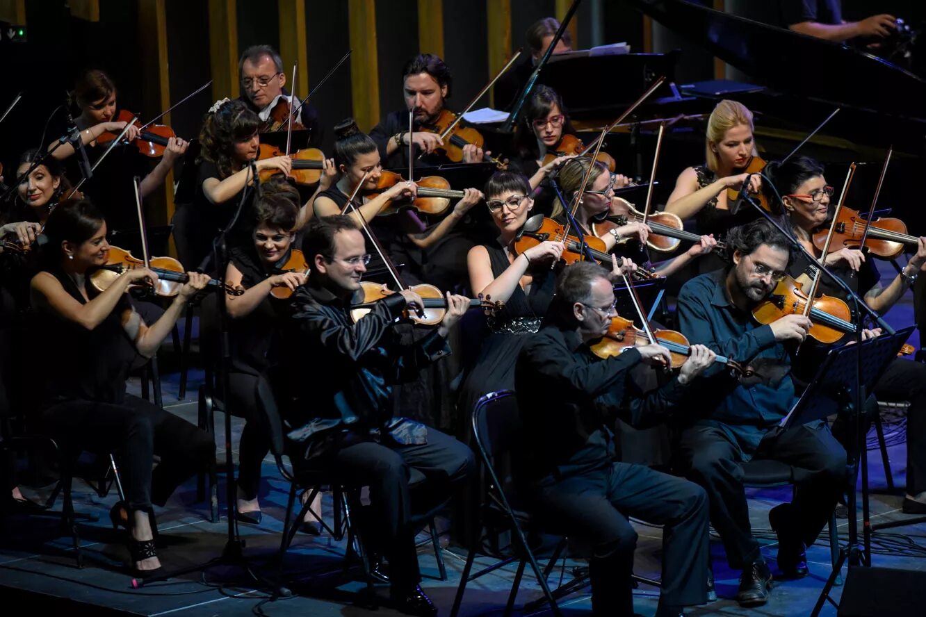 Orchestra. Скрипачка в симфоническом оркестре. Симфония оркестр. Игорь Хатч симфонический оркестр. СИМФОКИНО состав оркестра.