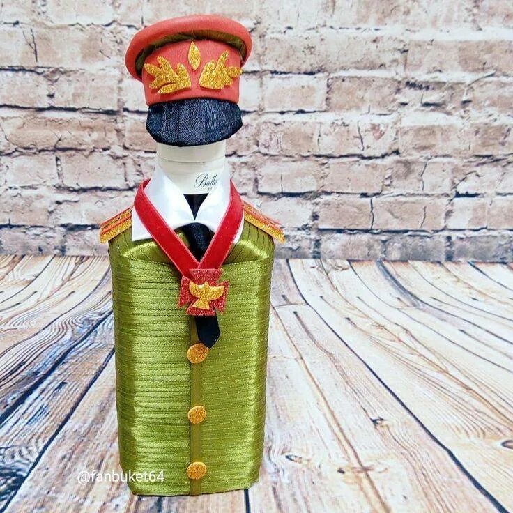 Украшение бутылки на 23 февраля. Бутылки на 23 февраля лентами. Украшение бутылки на 23 февраля. Декор бутылки на 23 февраля. Украшение бутылки на 23.