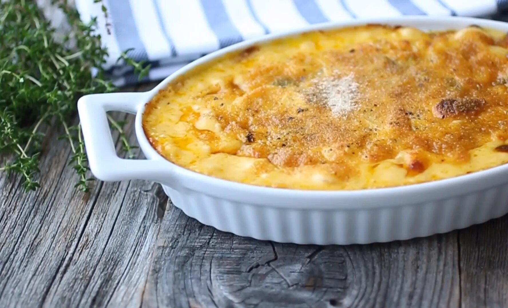 Картофельный гратен с курицей. Гратен с соусом бешамель. Картофель гратен дофинуа. Гратен из рыбы. Гратен чикен.