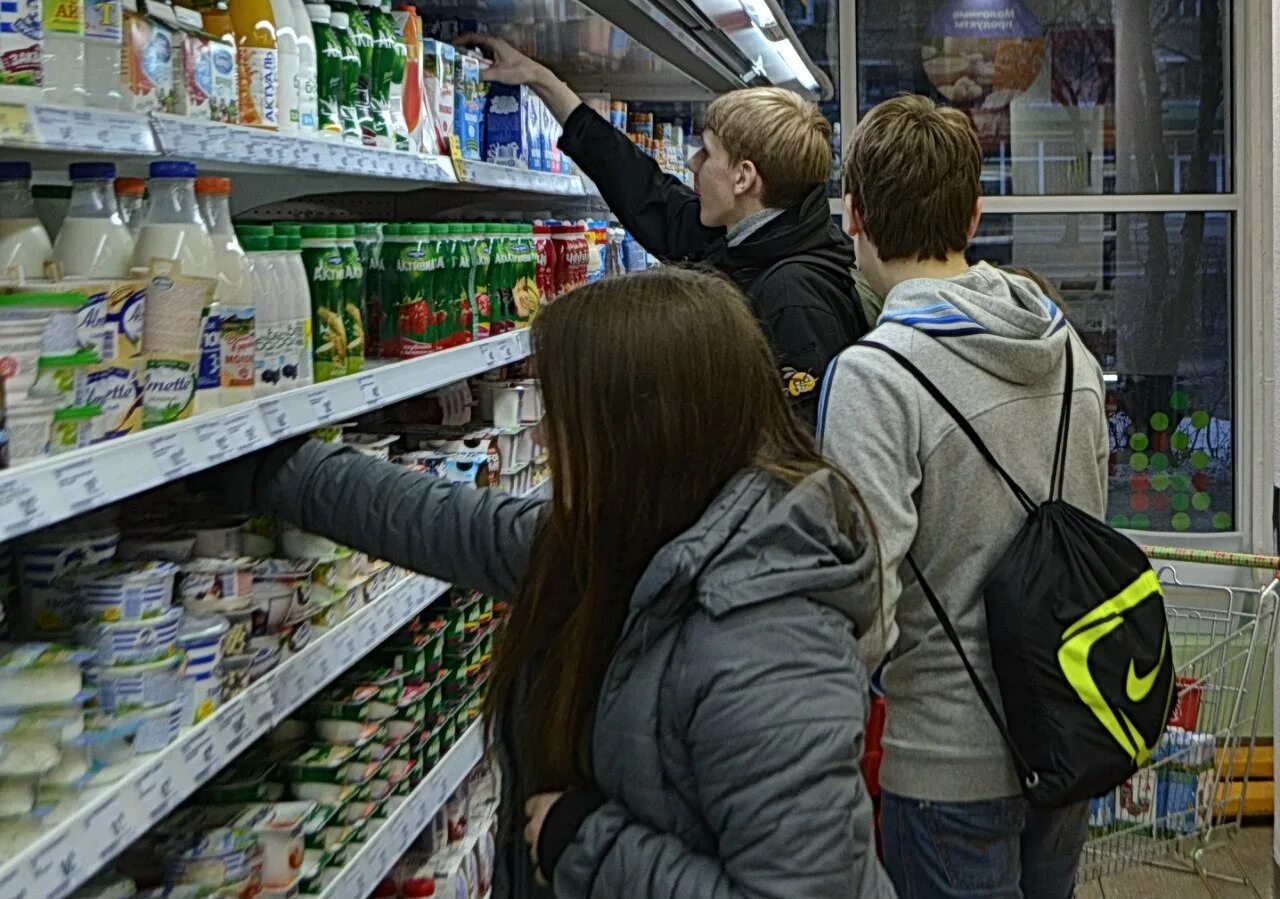 Проверка магазина. Просроченная продукция в магазине. Просроченные продукты. Ревизия в магазине.