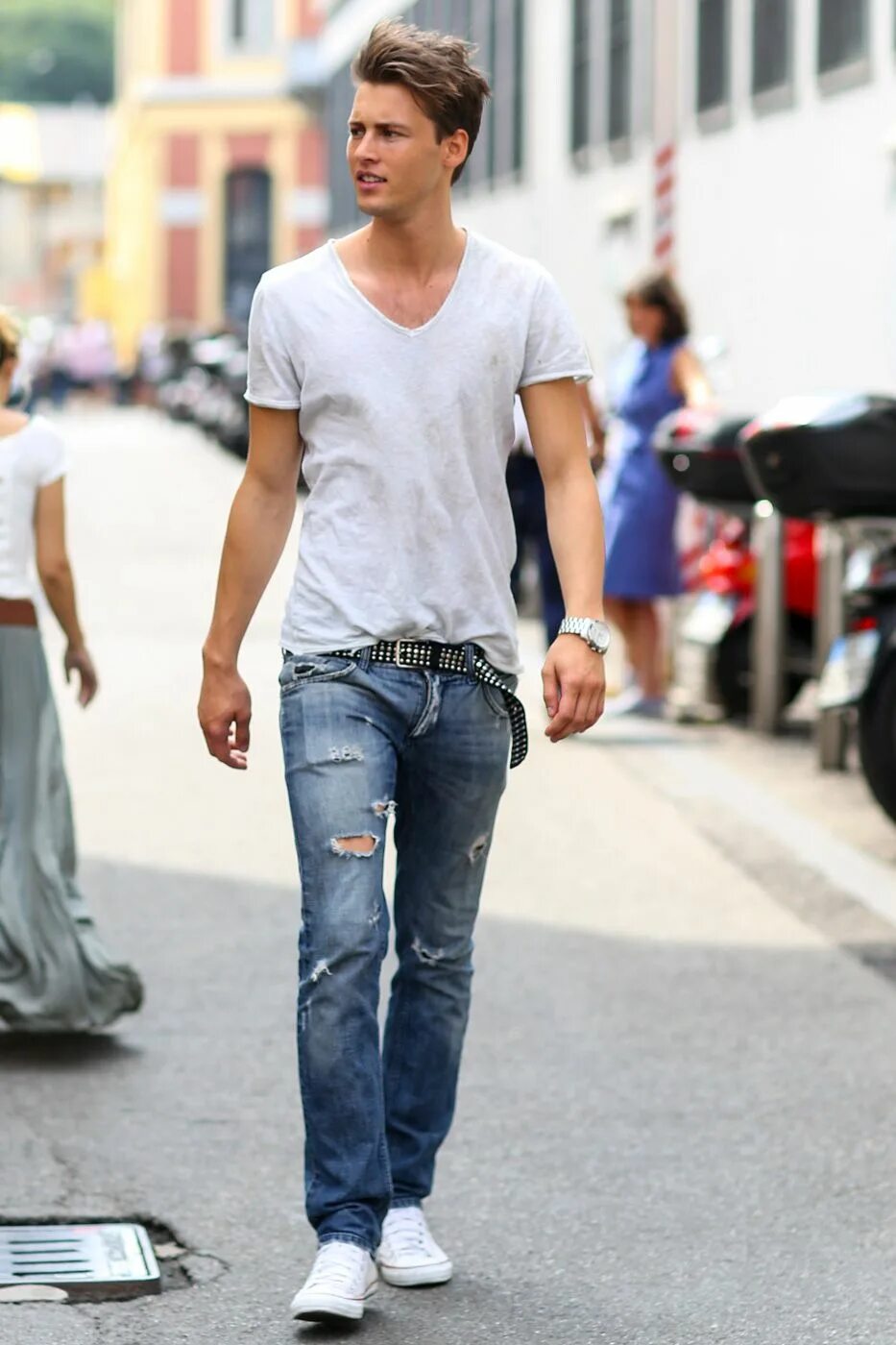 Мужчина в джинсах. Образы для худых парней. Джинсовый стиль мужской. Джинсы с футболкой мужские.