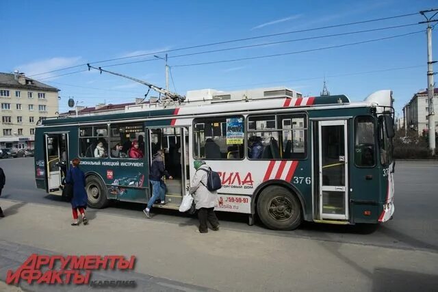 Троллейбус деньги. Троллейбусное управление петрозаводск. петрозаводск троллейбус 370. флаг троллейбусного управления. коллектив троллейбусного управления балаково.