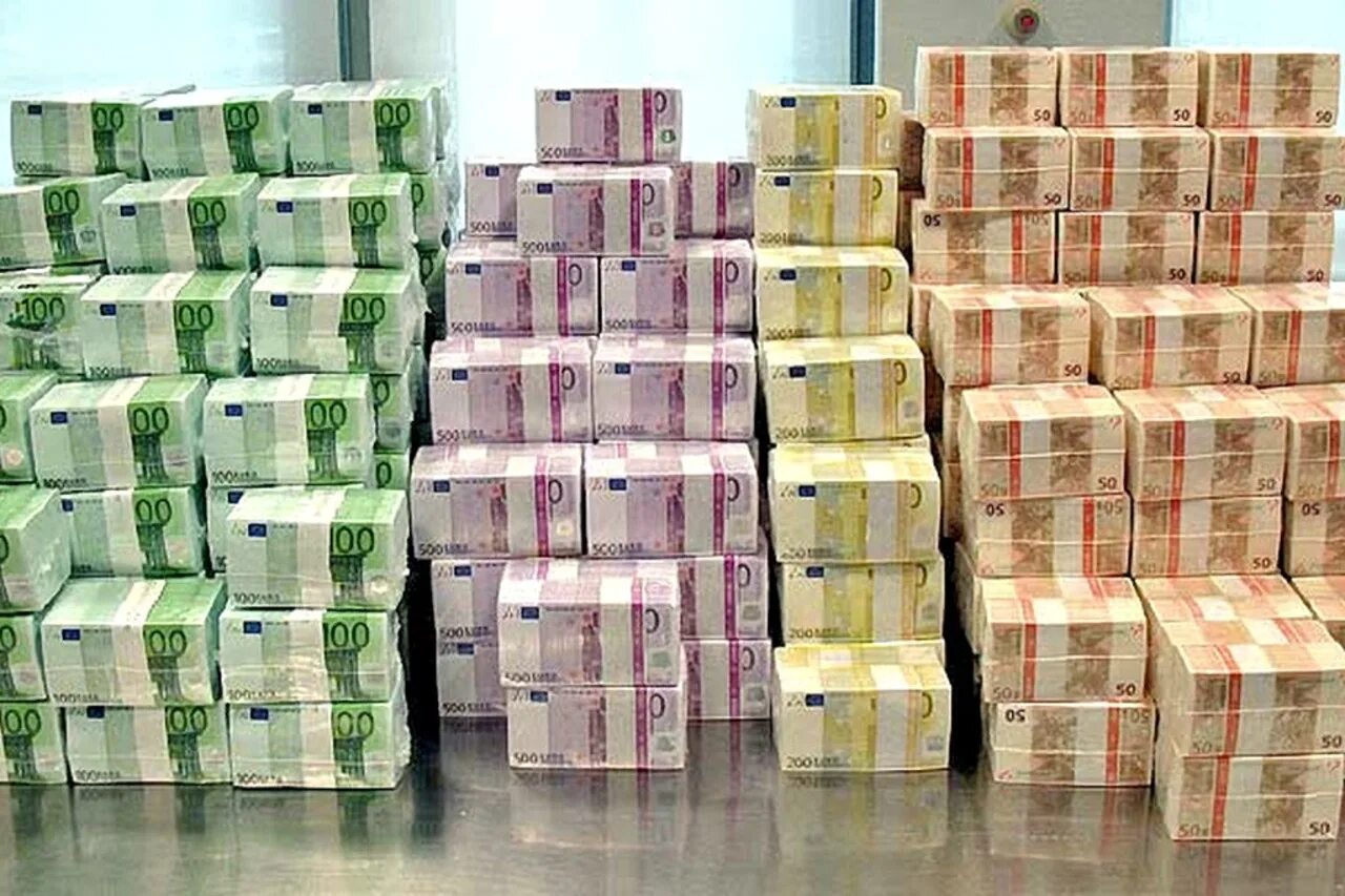 Миллиард евро. Куча пачек денег. Пачка денег. Деньги евро.