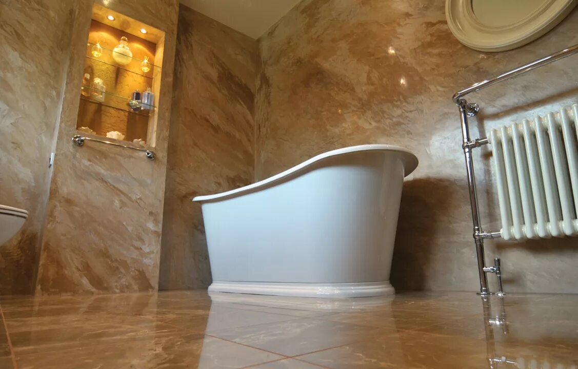 Ванная венецианская штукатурка под мрамор. Венецианская штукатурка в ванной. Венецианская штукатурка под мрамор в туалете. Ванная комната декоративная штукатурка. Венецианская штукатурка под мрамор и плитка в ванной.