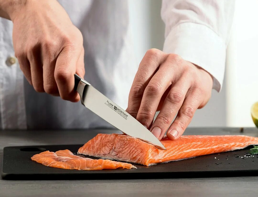 Кухонный нож. Кухонный нож для рыбы. Нож для нарезки рыбы. Нож для лосося. Нож режет овощи