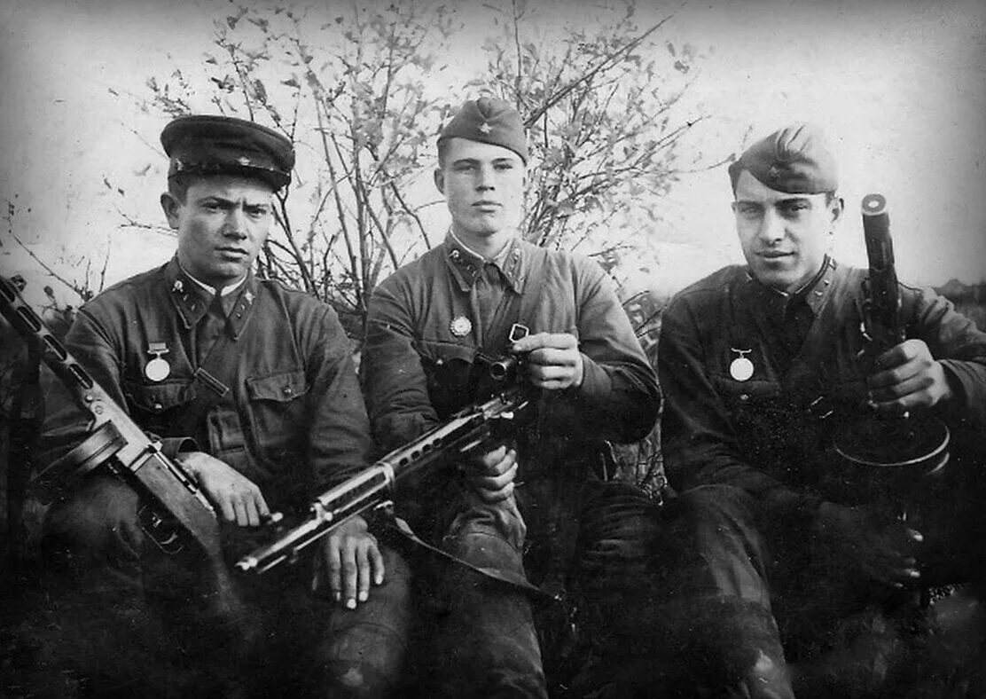 Войска нквд вов. Войска нквд 1945. Пограничники ркка 1941. ' застава советских пограничников 1941. Солдаты ркка с трофейным оружием.