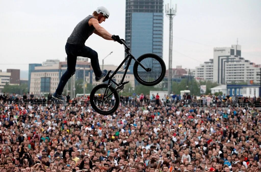 Трюк летающий велосипедист. BMX Red bull. BMX-фристайл шоу. Бмх велосипед ред Булл. Стант на BMX круизер.