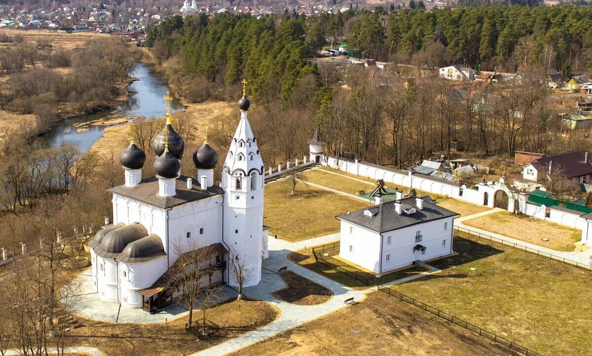 Входоиерусалимская Церковь Верея. Спасский монастырь (Верея). Город Верея входо Иерусалимский храм. Церковь входа Господня в Иерусалим (Верея).