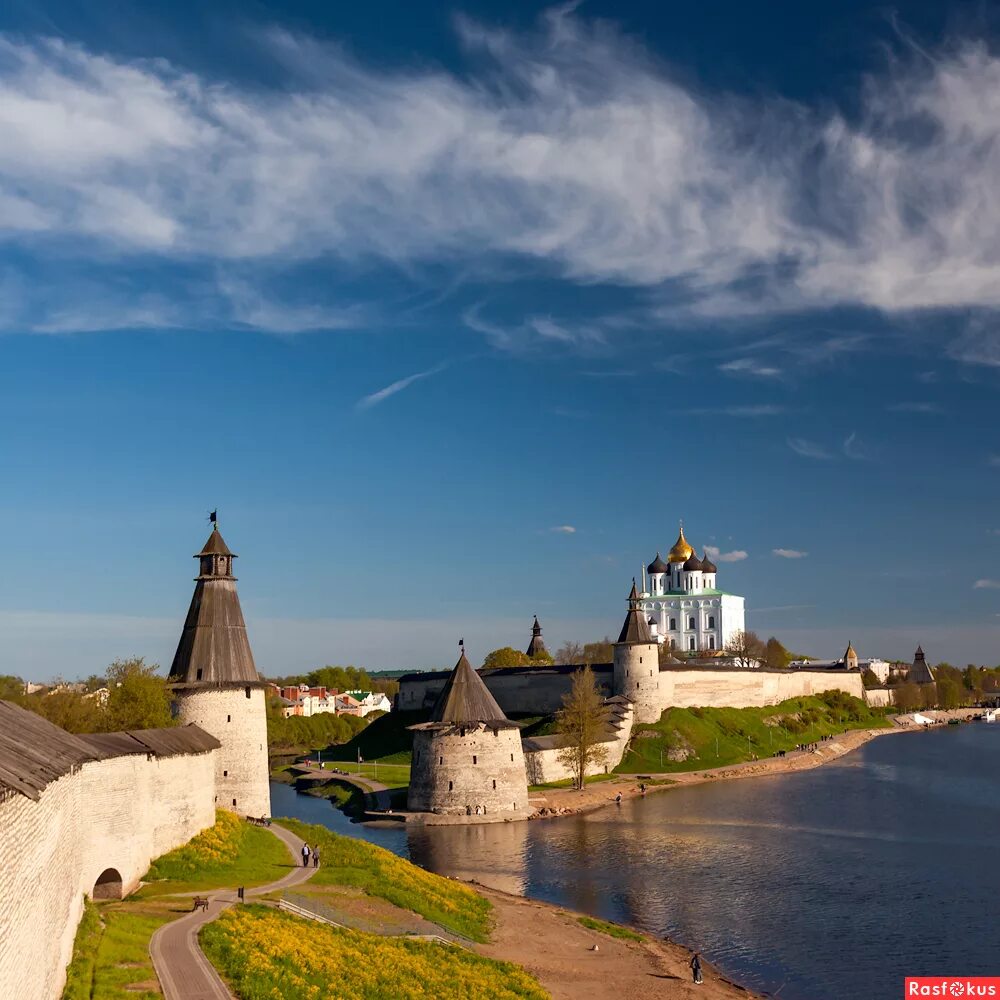 Город около пскова. Псковский кром Псков. Псковский кром достопримечательности Пскова. Псковский Кремль кром. Псковский Кремль (кром). Река Великая. Река Пскова..