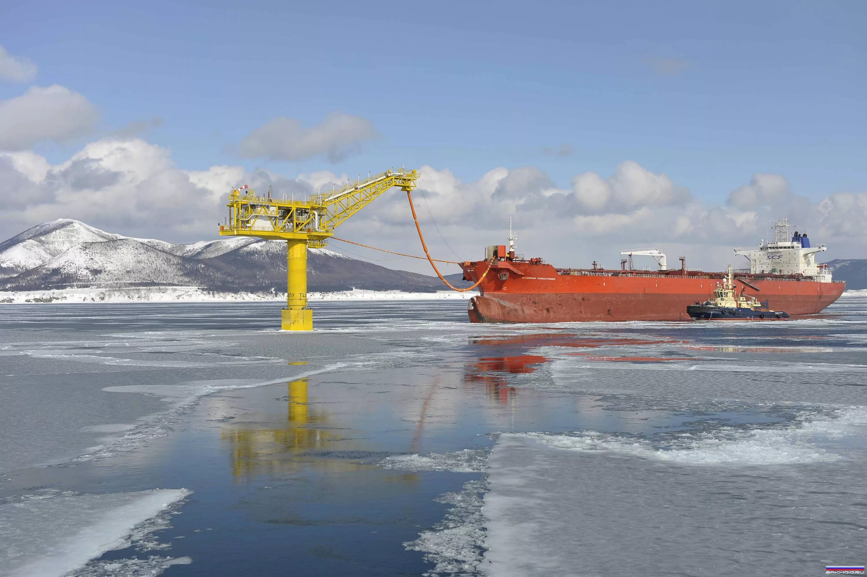 Добыча января. Порт Пригородное Охотское море. Нефть СПГ Сахалин. Нефтяной терминал де Кастри. Танкер остров Сахалин.