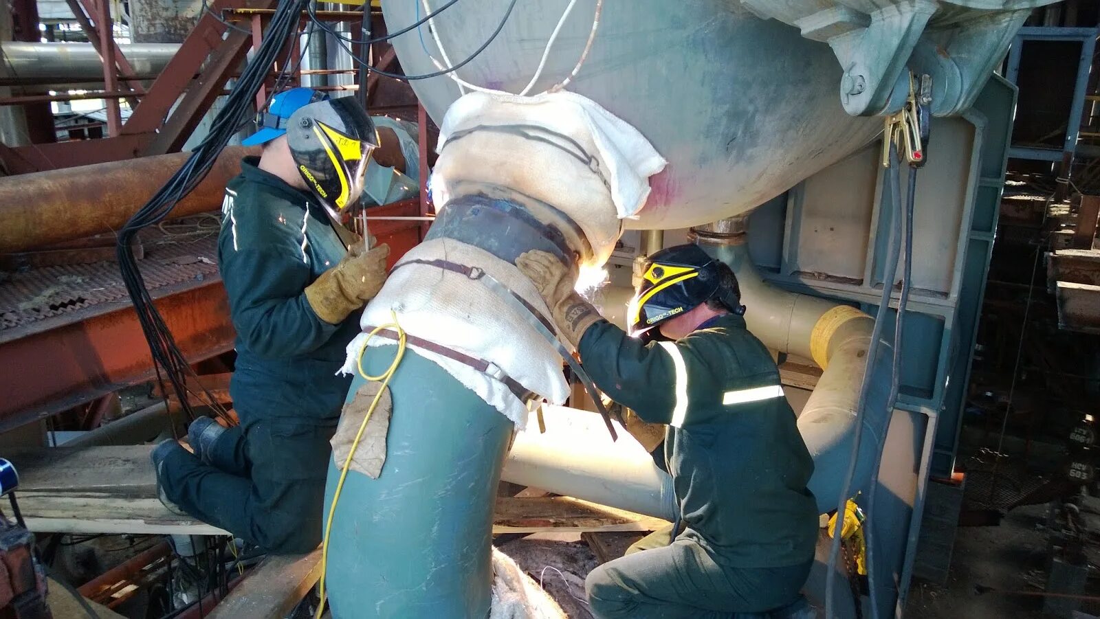 сварка трубы 355 мм полиэтилен газ. сварщик трубопроводов. сварка трубопровода пара. сварка магистральных газопроводов. сварка металлической труб migmag.