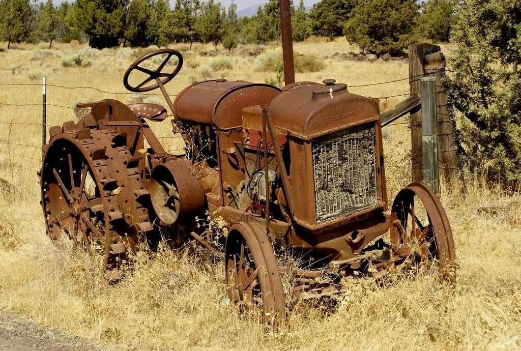 Купить старый трактор. Трактор Фордзон 1930. Старый трактор Фордзон. Ржавый трактор Фордзон. Антик трактор.