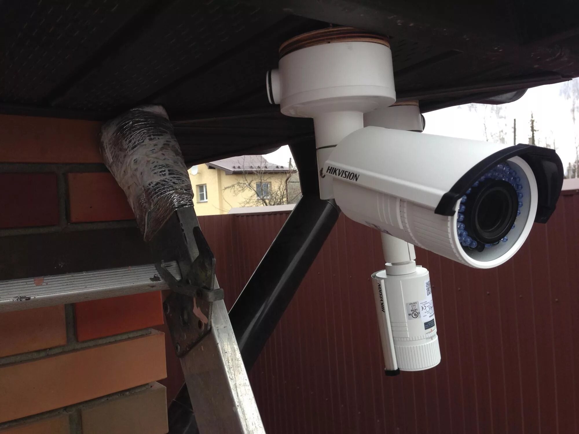 Видеокамера на столбе. Двумя камерами установки. Двумя камерами установки. Двойная камера видеонаблюдения. Поворотная камера видеонаблюдения.