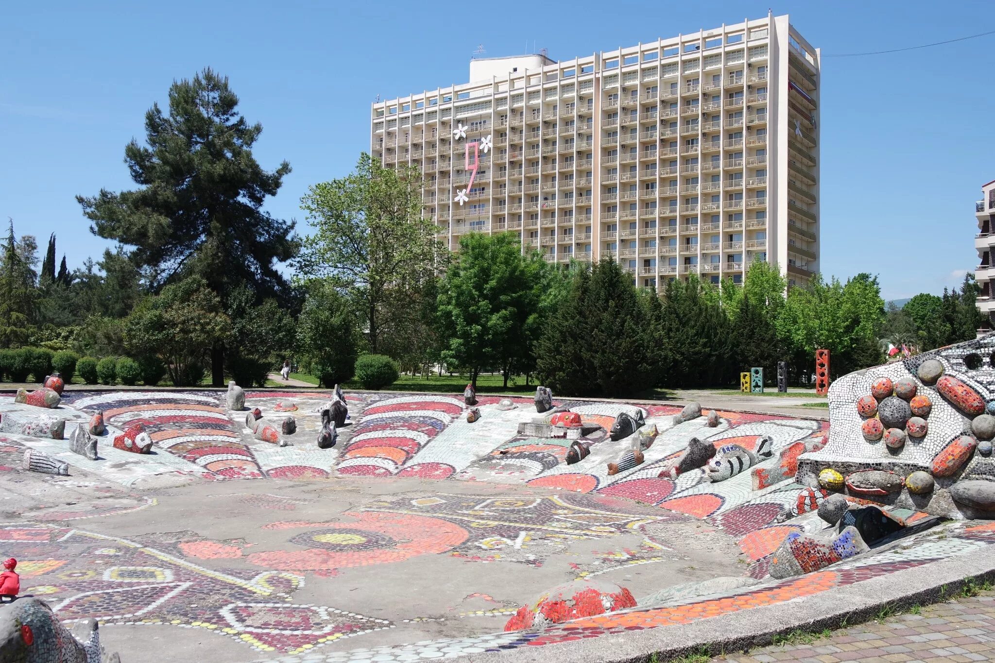 Адлер Курортный городок. Парк в курортном Городке Адлер. Курортный городок Адлер Церетели. Адлер туристический городок.