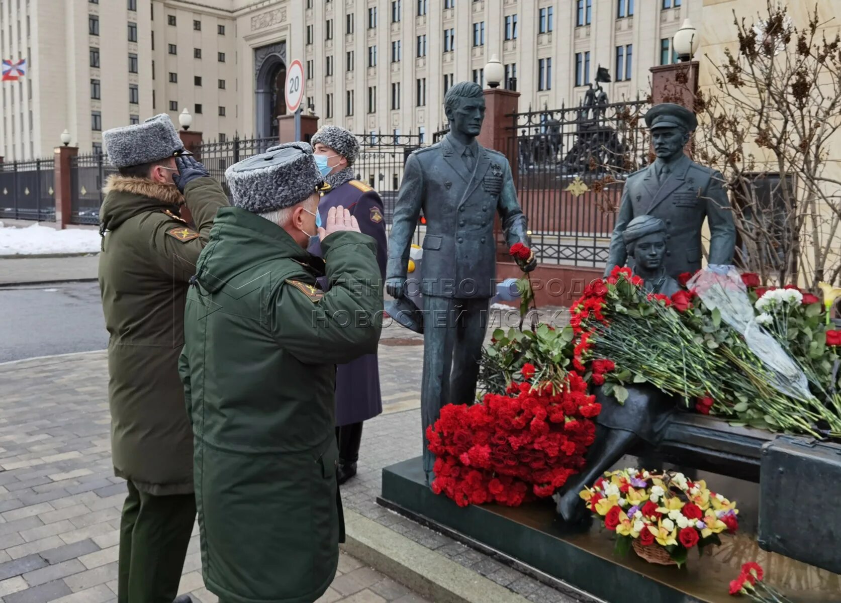 Москве офицеры. Памятник Лановому на Фрунзенской набережной. Памятник офицеры на Фрунзенской набережной. Памятники у Министерства обороны на Фрунзенской набережной. Памятник Василию Лановому в Москве.