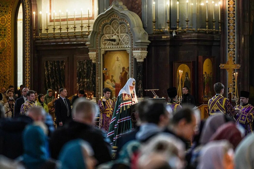 Вечерняя служба четверга. Пасхальная служба в храме Христа Спасителя 2023. Москва Церковь Христа Спасителя Святая Елисавета. Богослужение в храме Христа Спасителя.