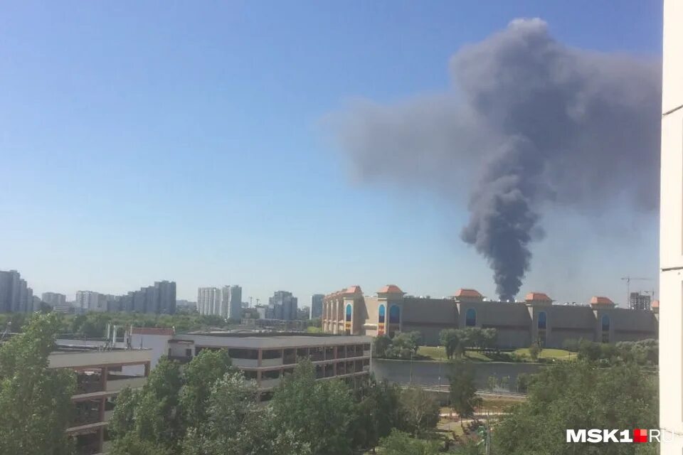 Пожар на варшавском шоссе сейчас. Что горит в москве сейчас 1 час. Пожар на варшавском шоссе сейчас 2022. Сильный пожар. Пожар в чертаново сейчас.