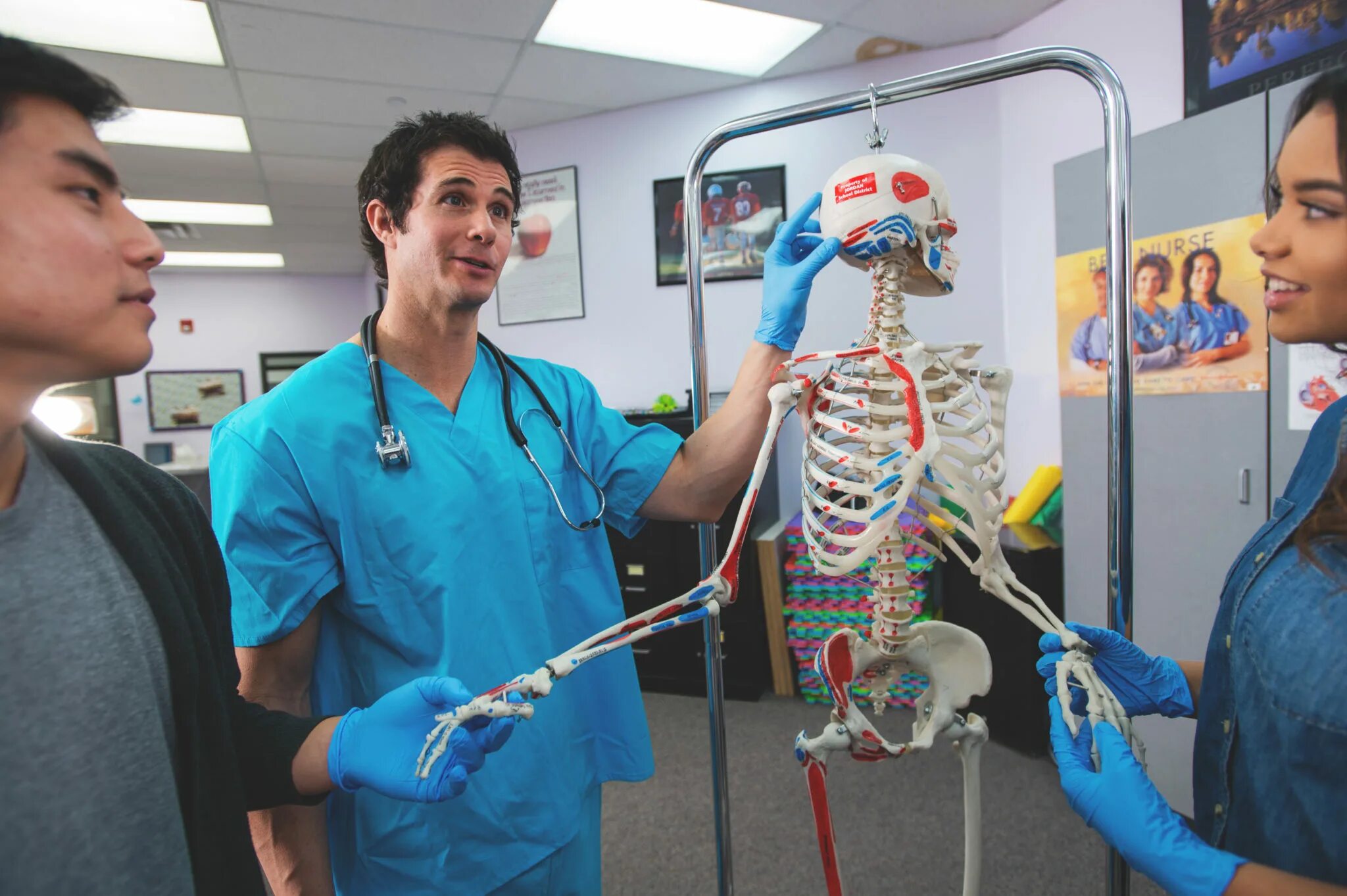 врач спортивной медицины. мед обследование спортсменов. врач и спортсмен. спортивный массаж.