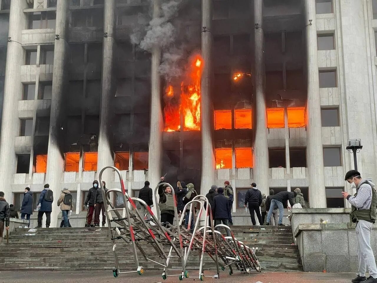 Теракт в крокусе последние новости жертвы пожар. Алматы протесты 2022. Бунт в Казахстане 2022. Беспорядки в Алма Ате 2022. Штурм акимата Алматы.