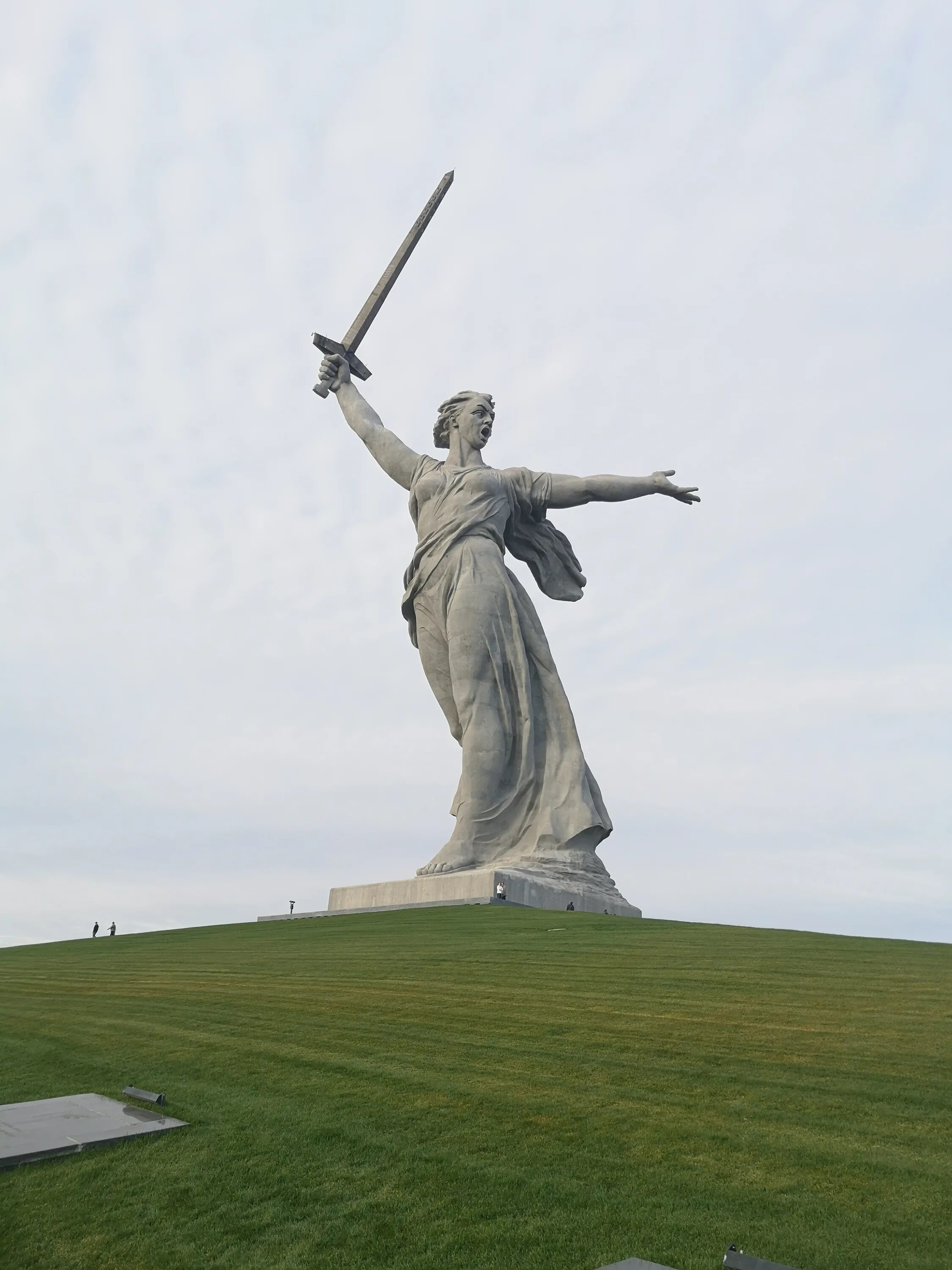 Волгоград Родина мать Мамаев Курган. Памятник Родина-мать на Мамаевом Кургане. Родина мать зовёт Мамаев Курган Волгоград. Статуя Родина мать зовёт на Мамаевом Кургане.