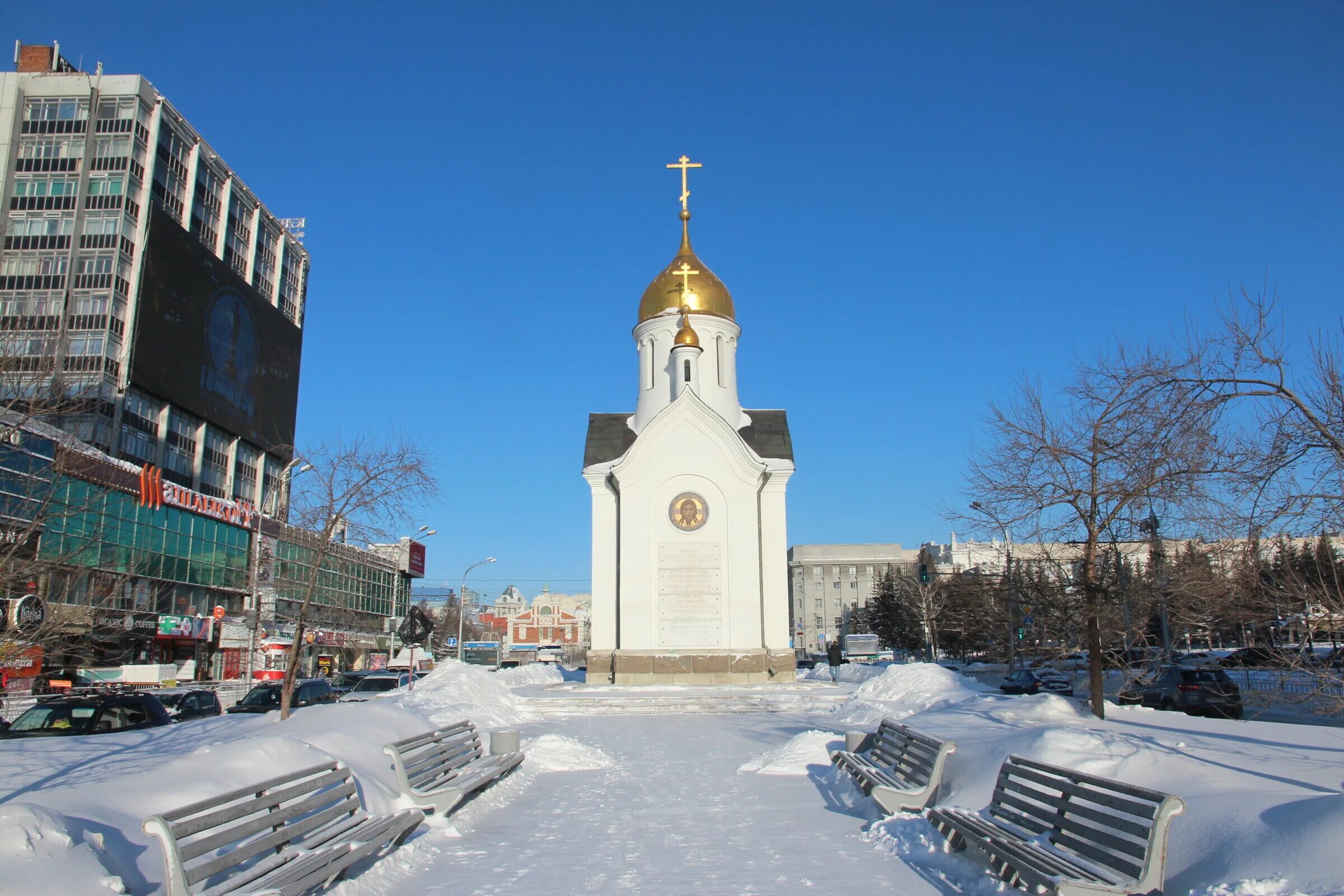 Что посетить в новосибирске зимой. Новосибирск часовня во имя святого николая. часовня николая чудотворца новосибирск зима. часовня на красном проспекте новосибирск. часовня новосибирск красный проспект зимой.