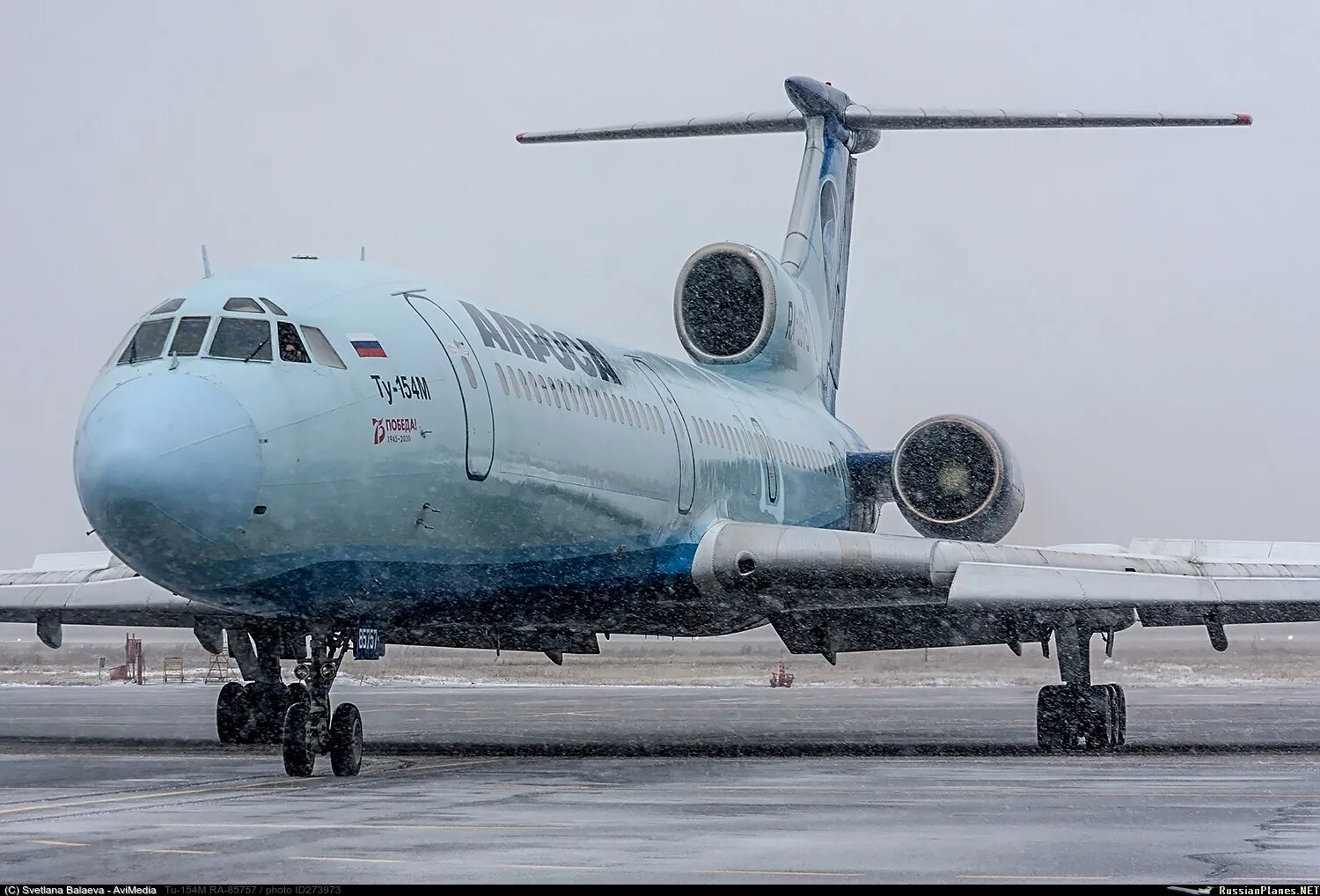 Пассажирские самолеты летающие в россии. Ту-154м ra-85757. Ту-154 пассажирский самолёт. Ту-154 ассажирский самолёт. Ту-154м АЛРОСА.