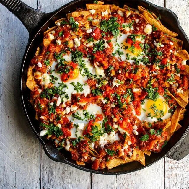 Мексиканское блюдо 8 букв сканворд. Чилакилес (chilaquiles). шакшука мексиканская. мексика блюдо чилакилес. шакшука по арабски.