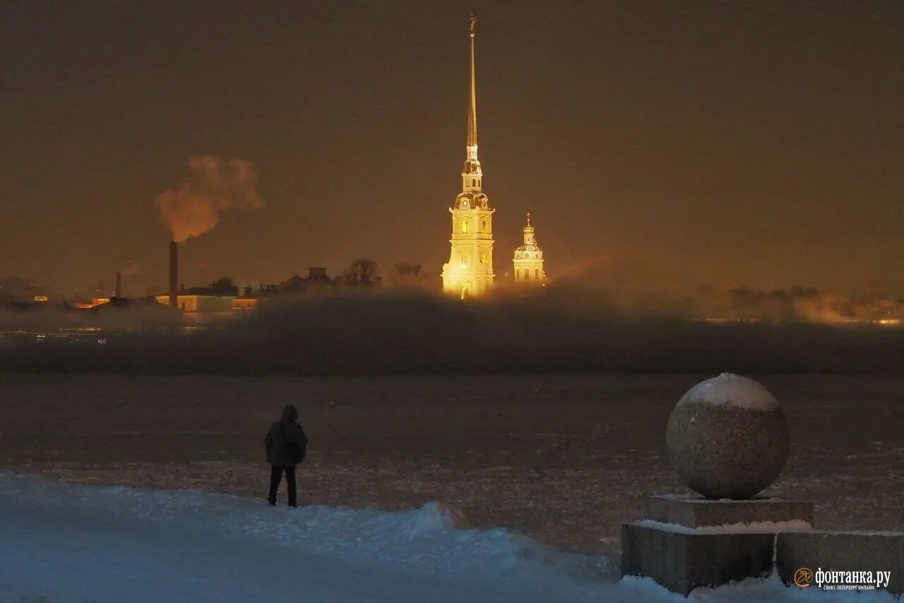 Зима санкт-петербург набережные нева. Январь февраль в санкт петербурге. Январь февраль в санкт петербурге. Стрелка васильевского острова. Река нева зимой.