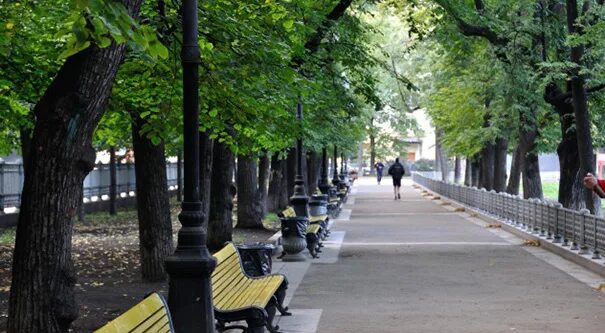 Купить булгаковский парк. Патриаршие пруды Москва скамейка Воланда. Лавочка Воланда на Патриарших прудах. Патриаршие пруды скамейки. Скамейка Воланда на Патриарших.