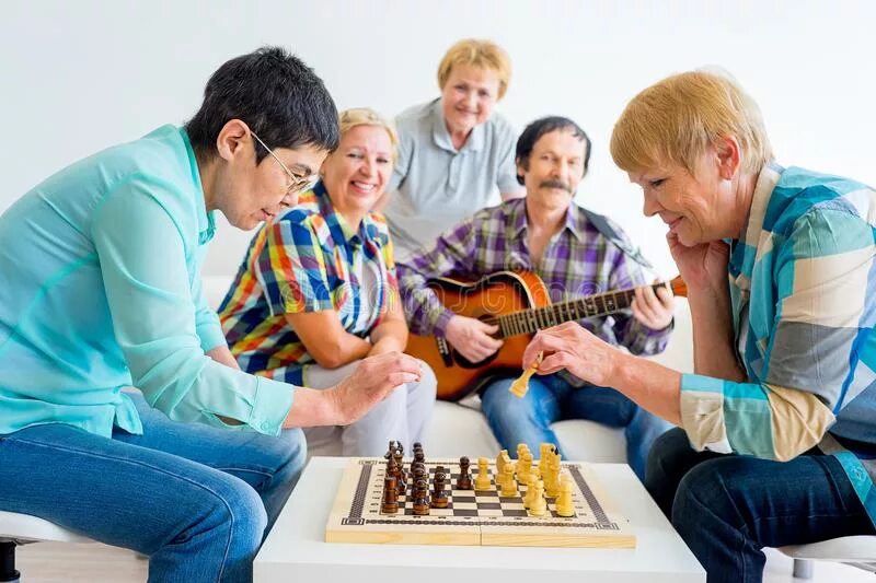 В старшие были люди. Пожилые люди играющие в настольные игры. Группа пенсионеров играют в настольные игры. Пенсионеры играют в настольные игры картинки. Американские пенсионеры играют в настольные игры.