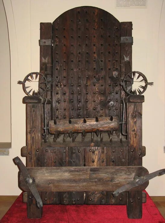 Пыткам купить. Орудия пыток средневековья стул. Пыточные инструменты инквизиции. Кресло с шипами для пыток.