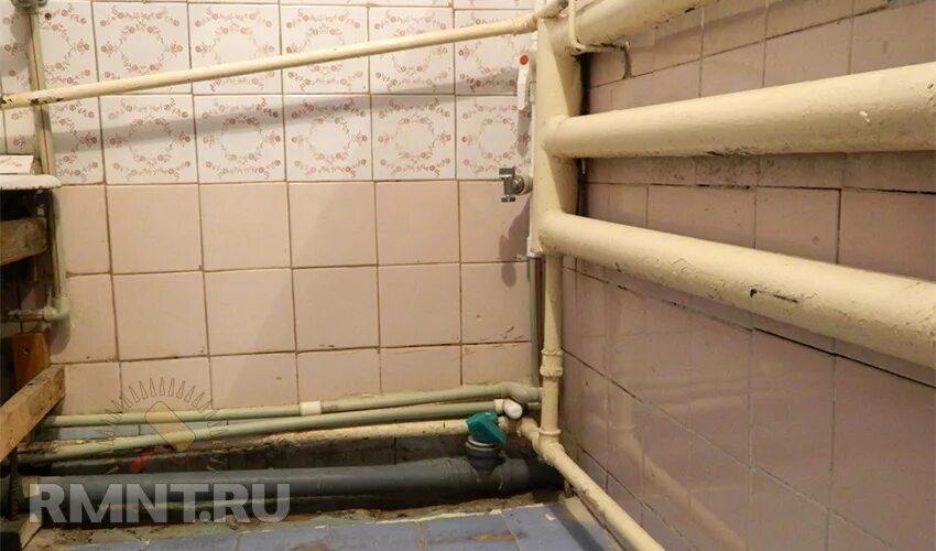 Старые трубы отопления в доме. Старые батареи отопления из труб. трубы отопления в старых домах. отопление трубы батареи в старых домах.