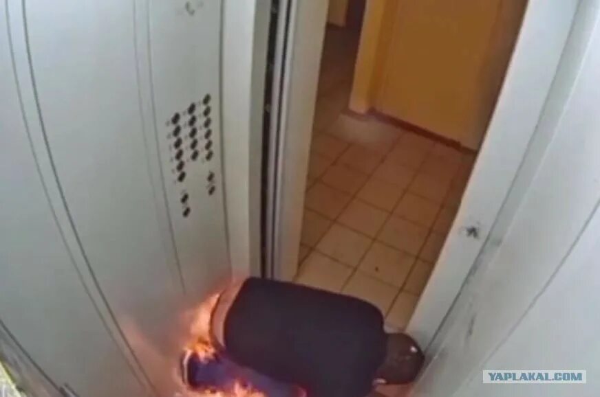 Лифт сломался. Сломанный лифт. Пожар в лифте. Огонь в лифте. Старый лифт сгорел.