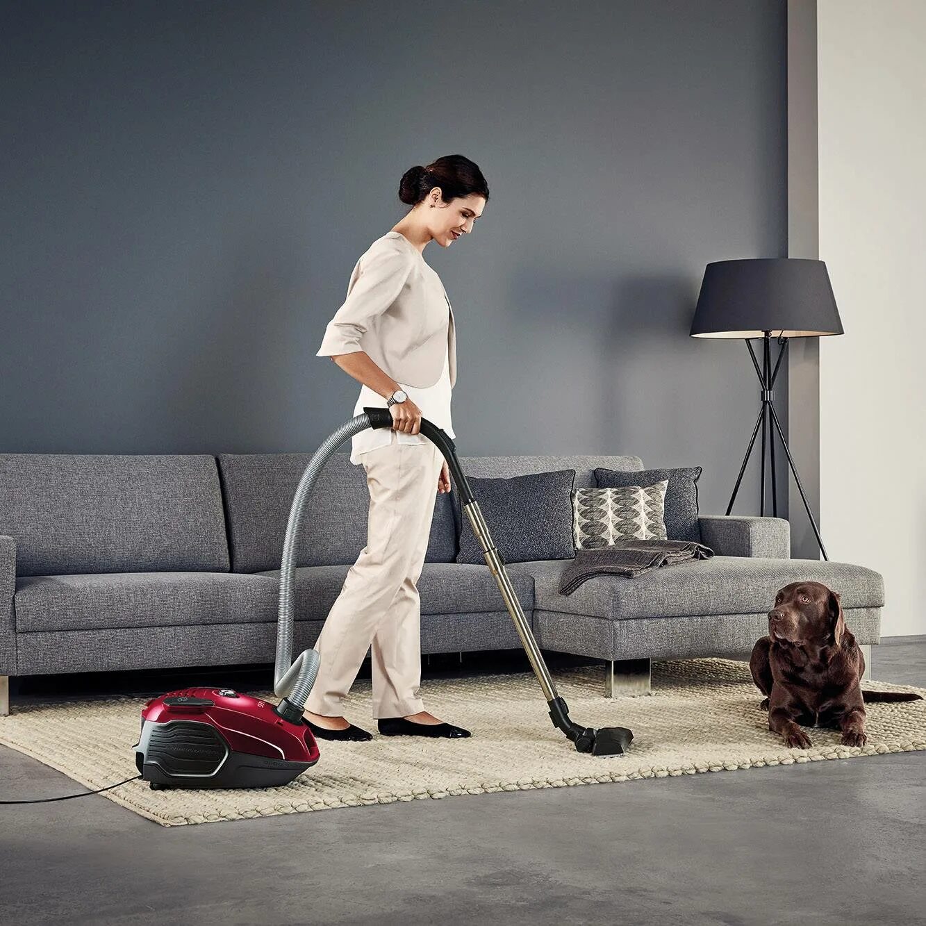 Пылесос засасывает. Пылесос переносной на ремне. Пылесос в интерьере. Включи тот пылесос. Включи тот пылесос.