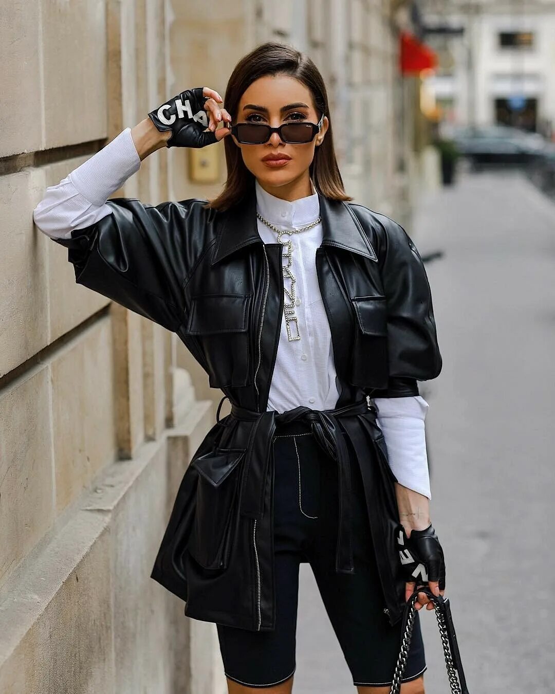 С чем носить кожаную рубашку женскую. Кожаная рубашка женская коричневая. Кендалл дженнер в плаще. С чем носить кожаную рубашку женскую. Лаура джейд в кожанке.
