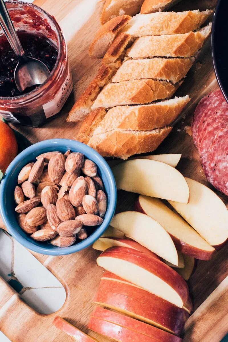 Сосиски чикен вагон. Колбаса яблоки. Яблоко из колбасы. Хлебцы банан и сыр. Яблоко колбасками 2 класс.