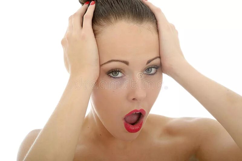 Девушка на коленях с открытым ртом. Стоит на коленях открыв рот. Женщина с открытым ртом на коленях. Девушки смвысунутым языком. Девушка с открытым ртомра коленях.