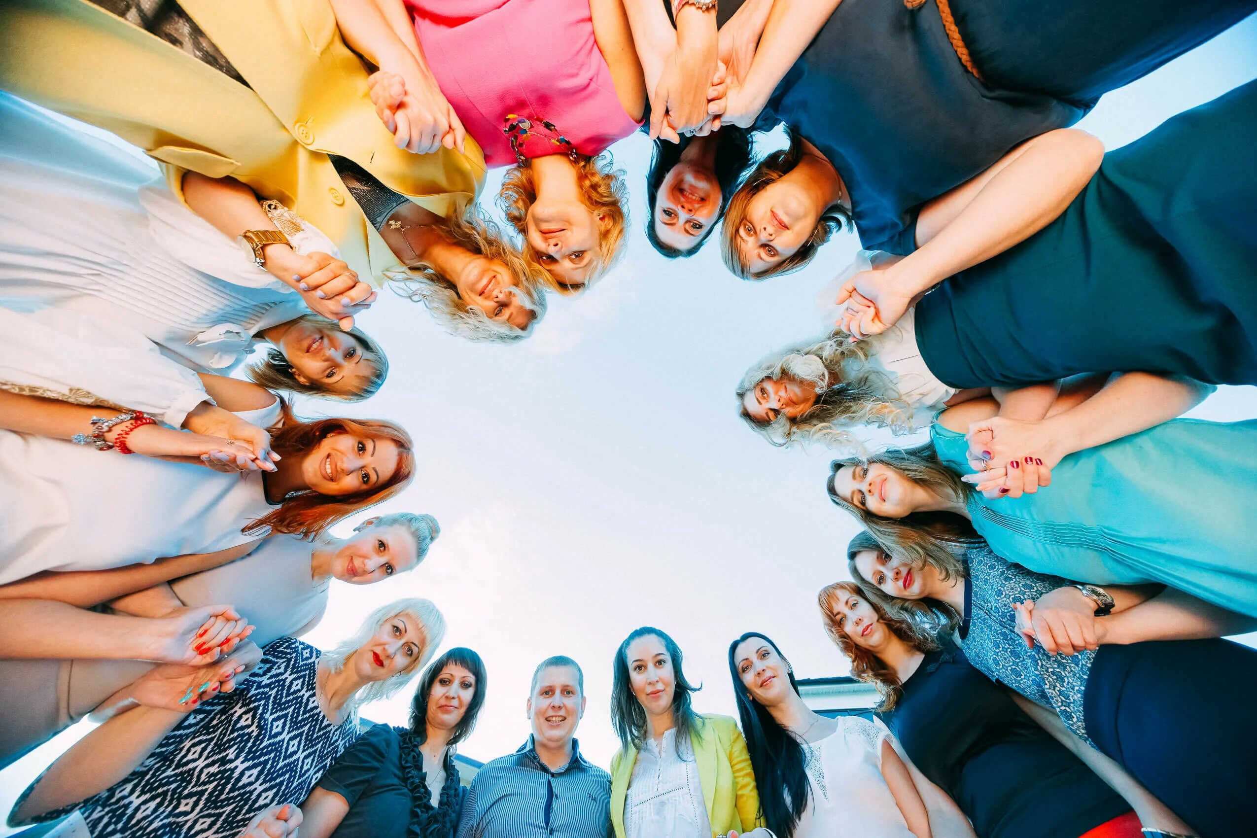 Картинка 2 типа руководителей. Фотосессия коллег. Идеи сотрудников в компании. Довольный работник. Идеи от сотрудников для компании.