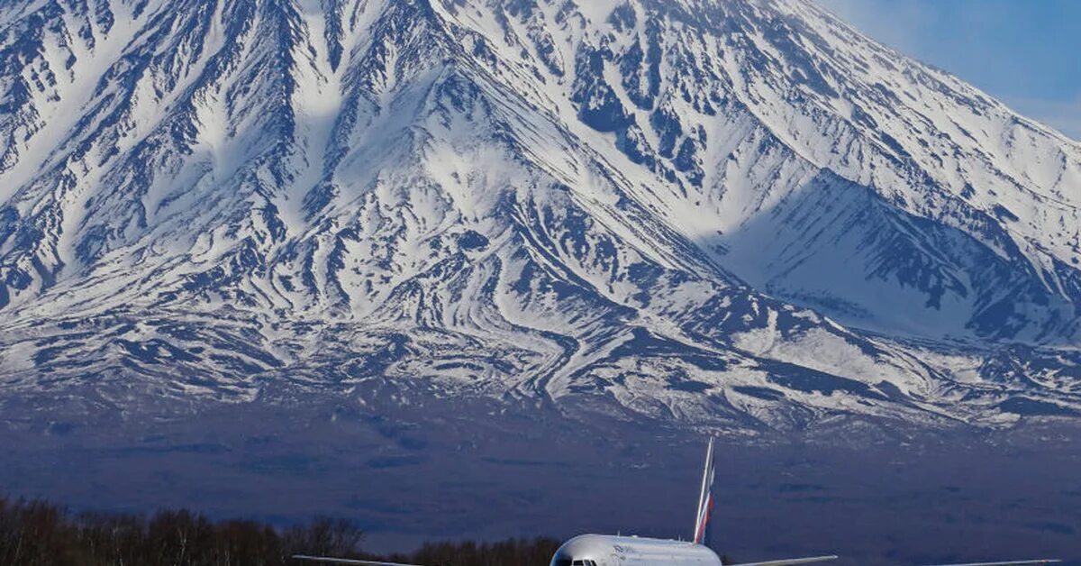 Авиарейсы петропавловск камчатский. Аэропорт Елизово Петропавловск-Камчатский. Петропавловск-Камчатский аэропорт - Камчатка Спутник. Ил 62 аэропорт Елизово. Петропавловск Камчатский аэропорт вулканы.