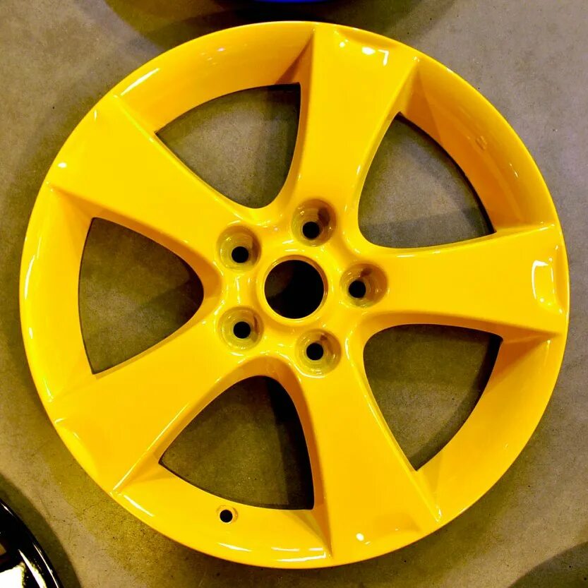 Покраска дисков r17 lc200. Покраска дисков вектор. Диски покрашенные порошковой краской. Диски в порошковой краске. Окраска литых дисков.