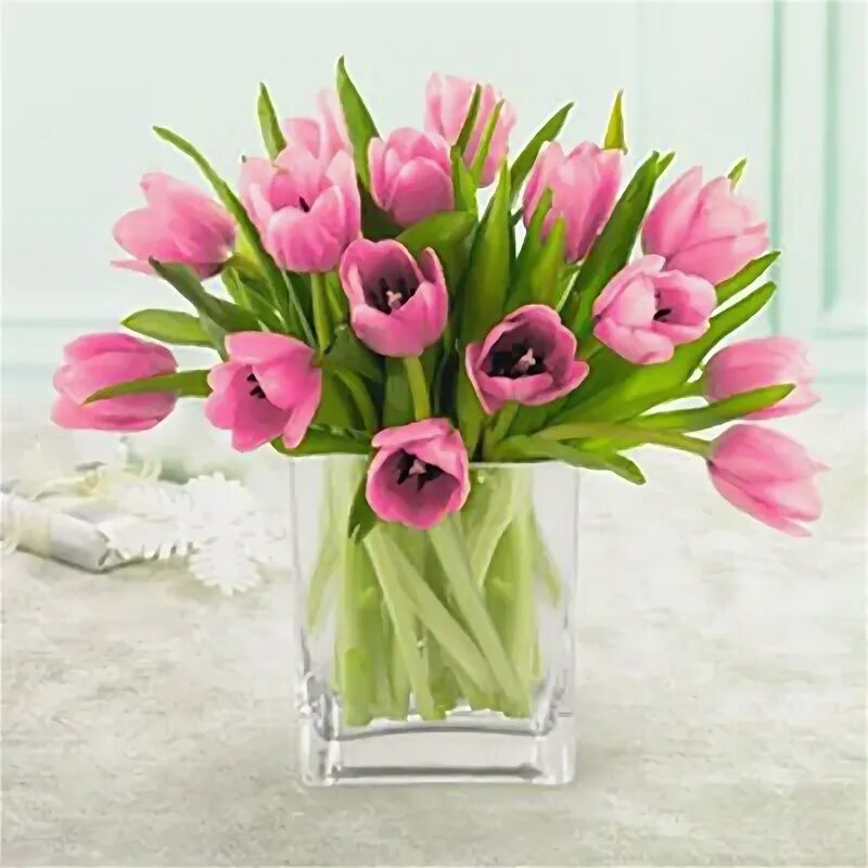 Букет тюльпанов в вазе. Розовые тюльпаны в вазе. Розовые тюльпаны в стеклянной вазе. Тюльпаны в вазе фото.