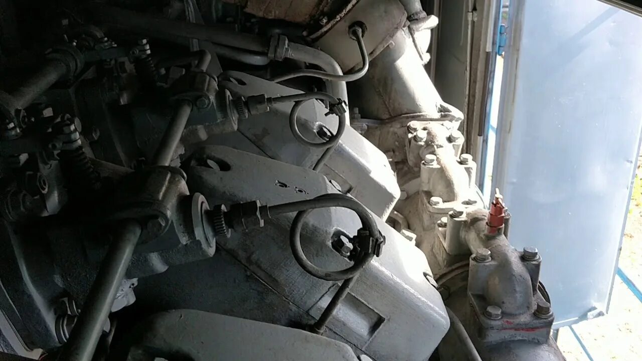 Запуск дизеля видео. Дизель тепловоза тэм7. запуск дизеля 9д49 с проворота.