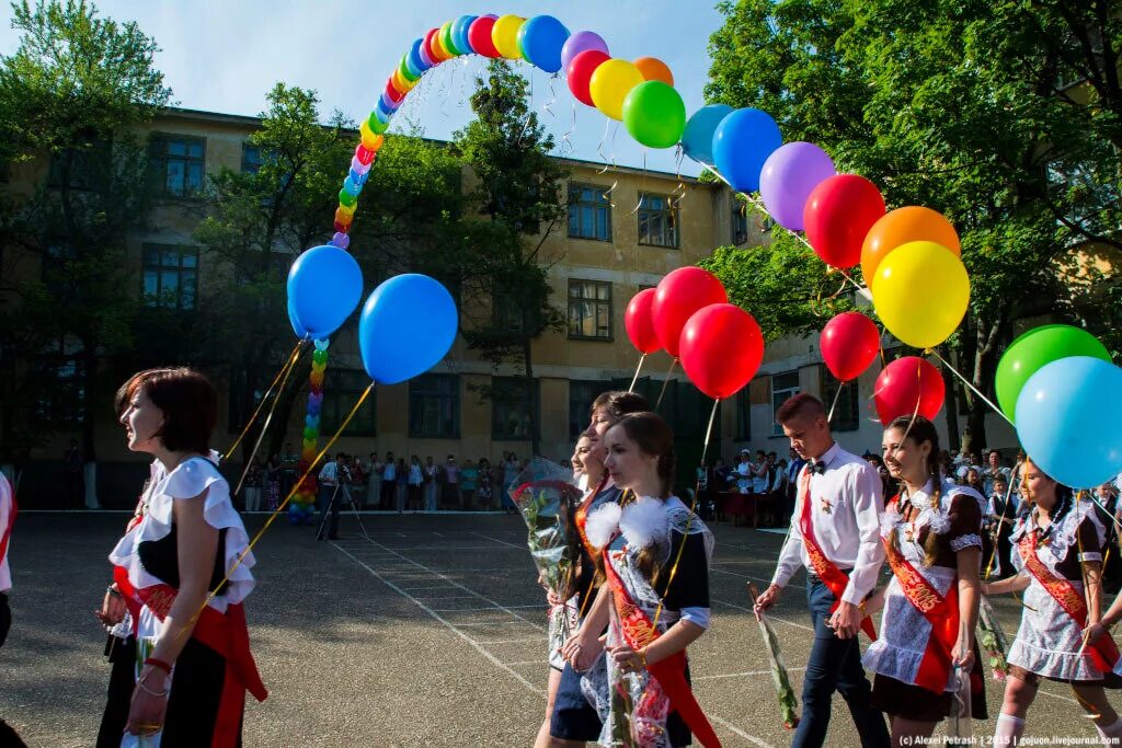 Песня со школьного двора слова. Последний звонок во дворе школы. Школьный двор выпускной. Первая сентября во дворе школы. Выпускной украшаем двор школы.