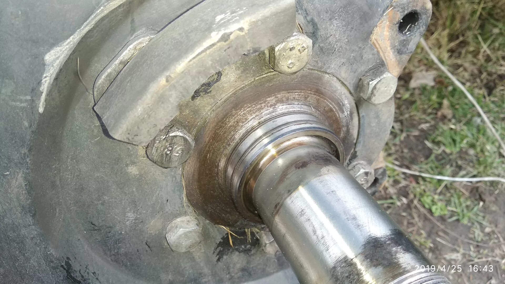 Съемник ступицы колеса уаз 469. Втулка ступицы уаз буханка. Сальник 265000 задней ступицы. Сальник задней ступицы уаз хантер. Замена сальника ступицы.